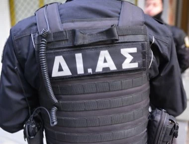 Σοκ: Αστυνομικός της ΔΙΑΣ πυροβόλησε σκύλο γιατί του… γάβγισε (εικόνα)